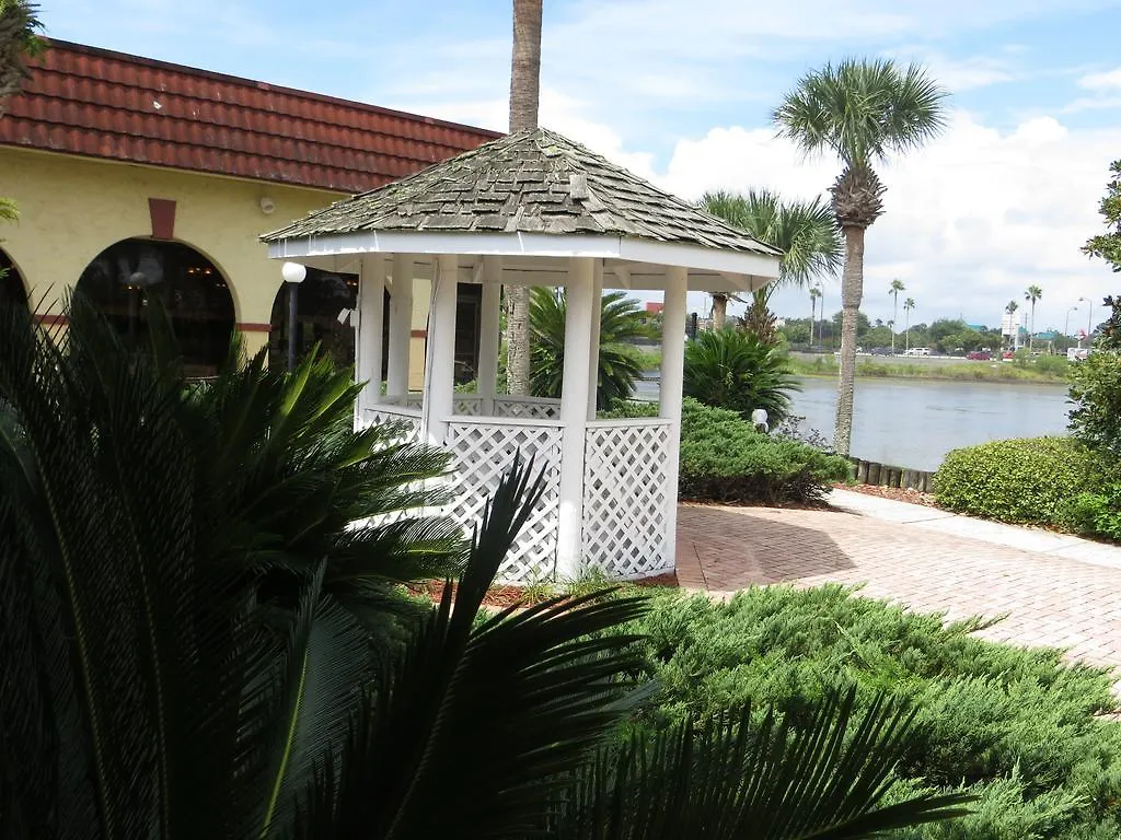 Maingate Lakeside Resort
