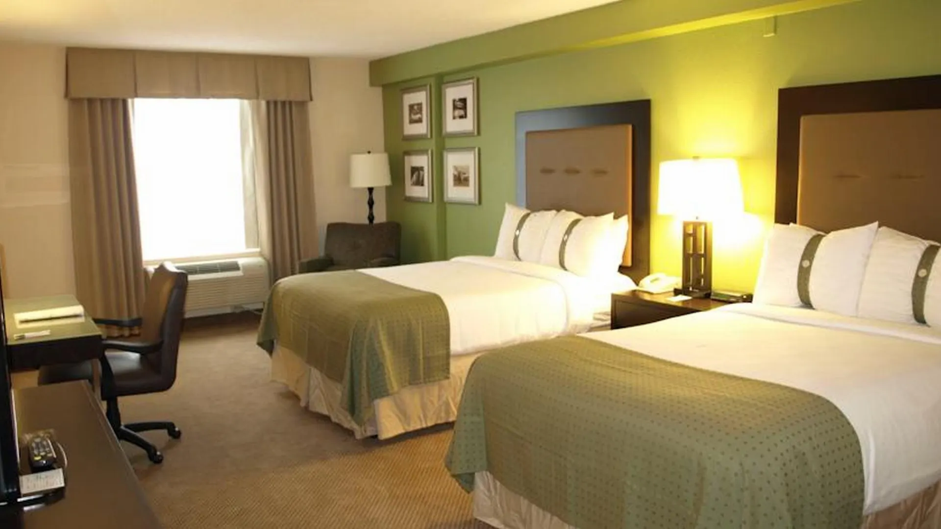 & Across From Universal By Ihg Rezort
