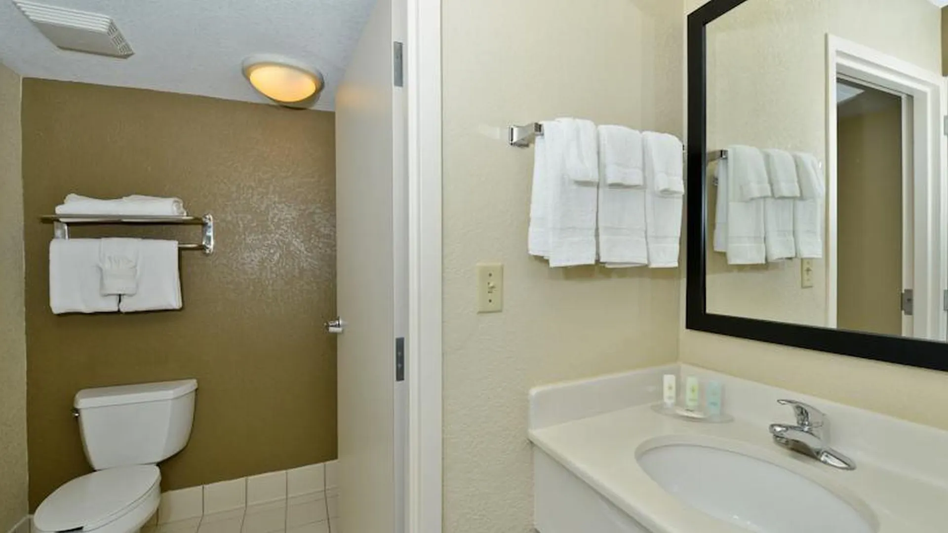 Comfort & Near Universal Resort-convention Ctr 3*
