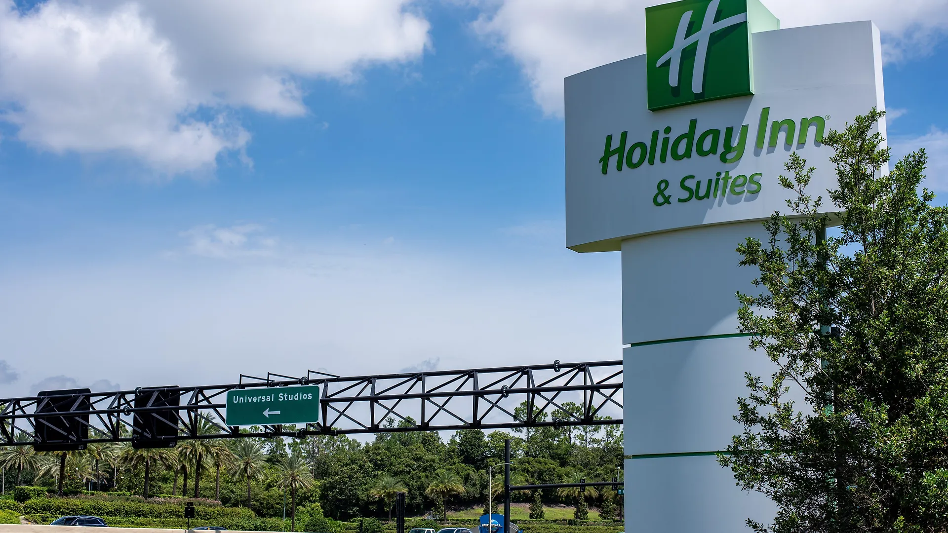 Rezort & Across From Universal By Ihg 3*