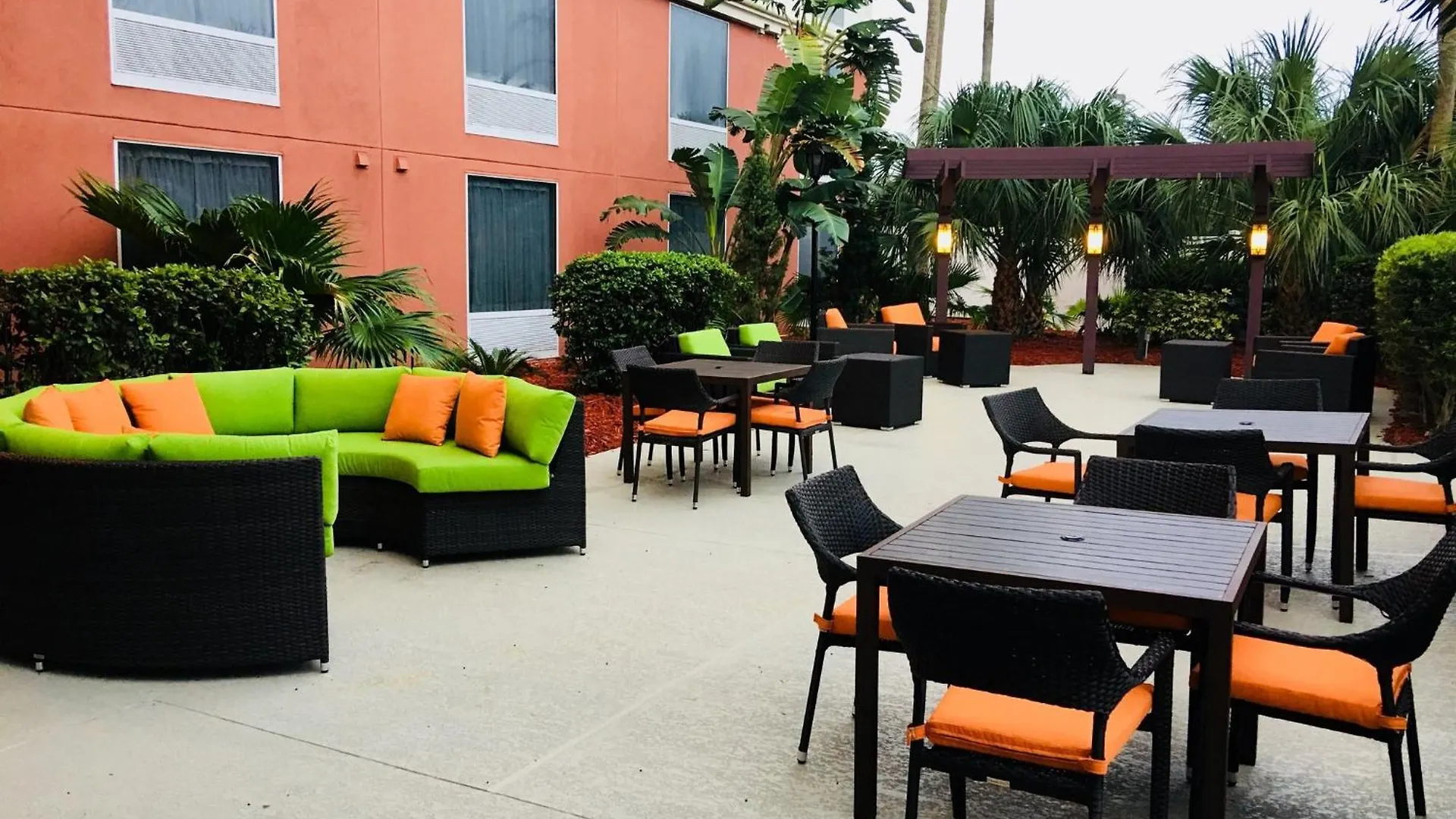 Rezort & Across From Universal By Ihg Orlando