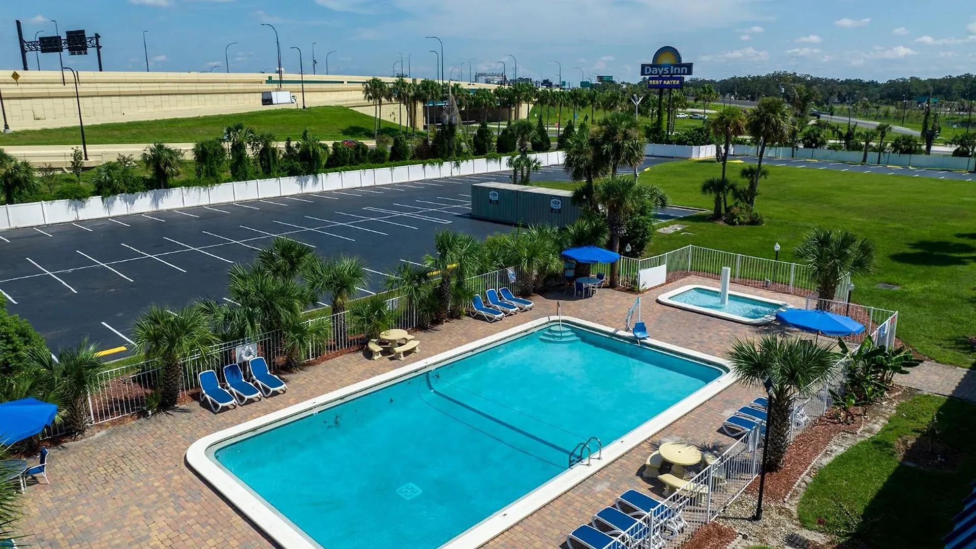 Days By Wyndham Downtown Hotel