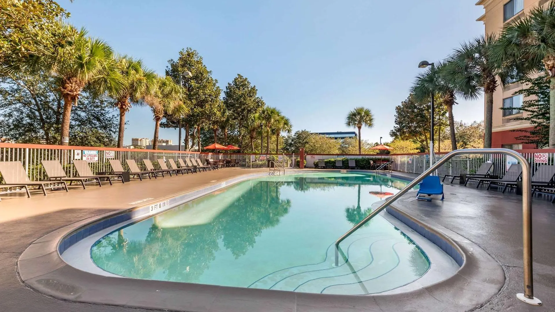 Hotel Comfort & Near Universal Resort-convention Ctr 3*