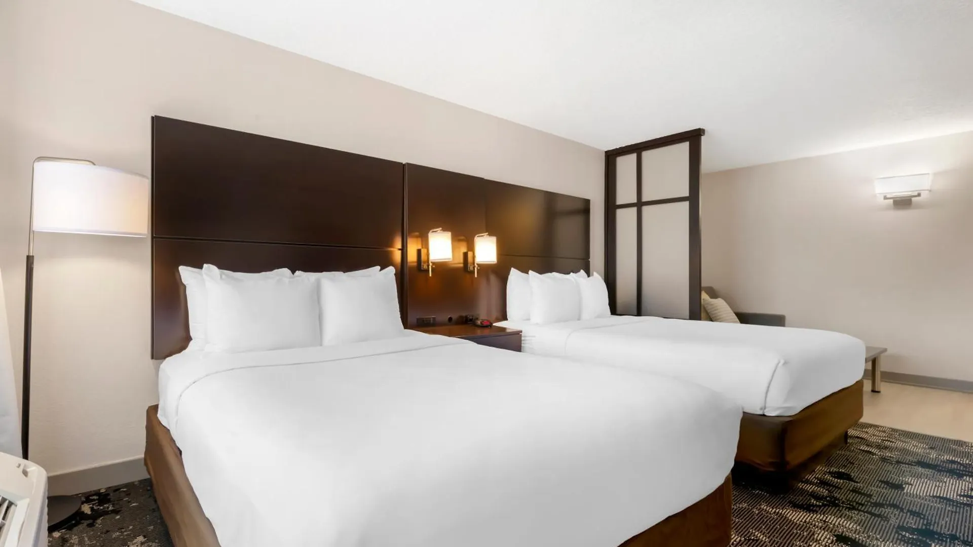 Comfort & Near Universal Resort-convention Ctr 3*