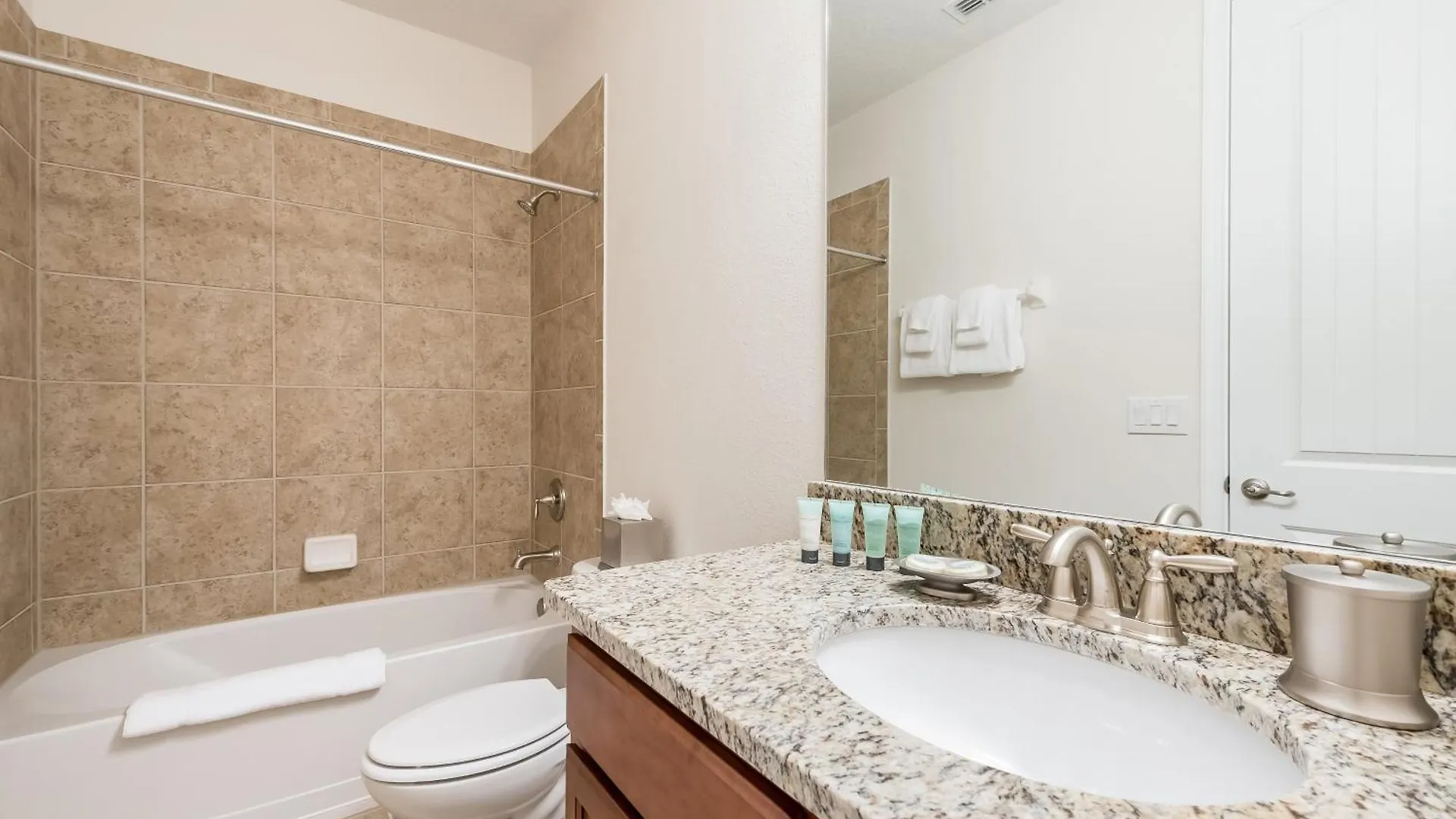 Cozy By Rentyl Near With Private Pool & Amenities - 470b *