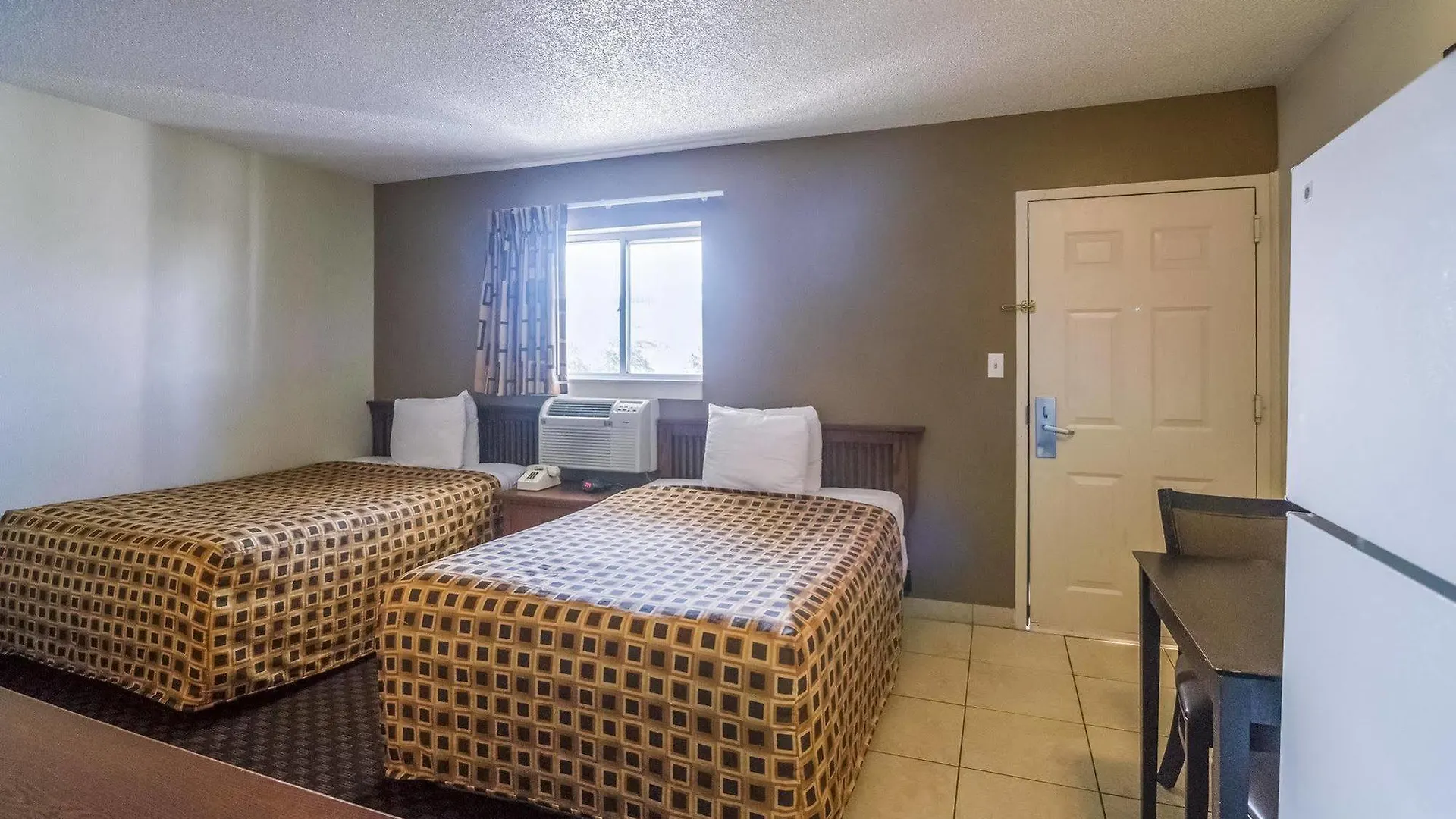 מוטל Hometowne By Red Roof Orlando South 2*