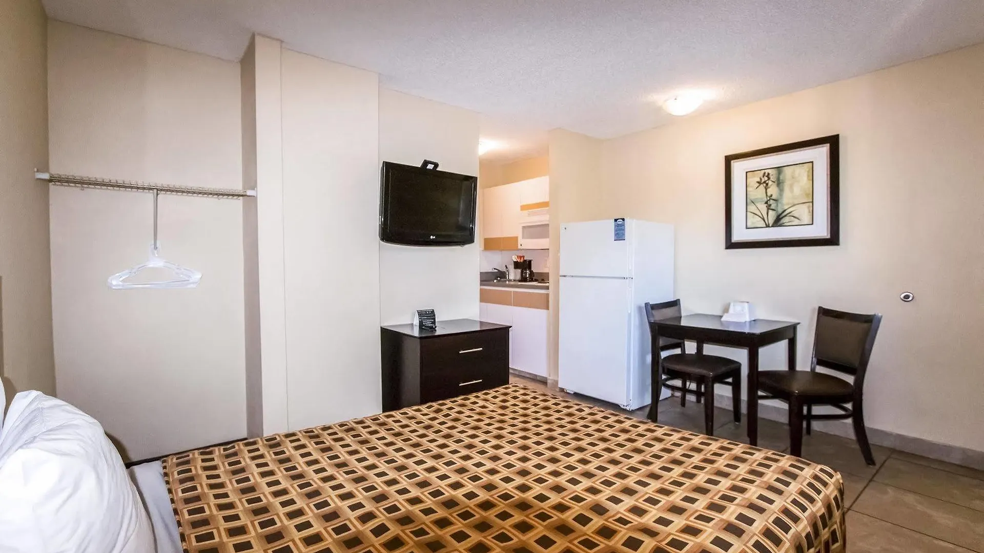 Hometowne By Red Roof Orlando South 2*