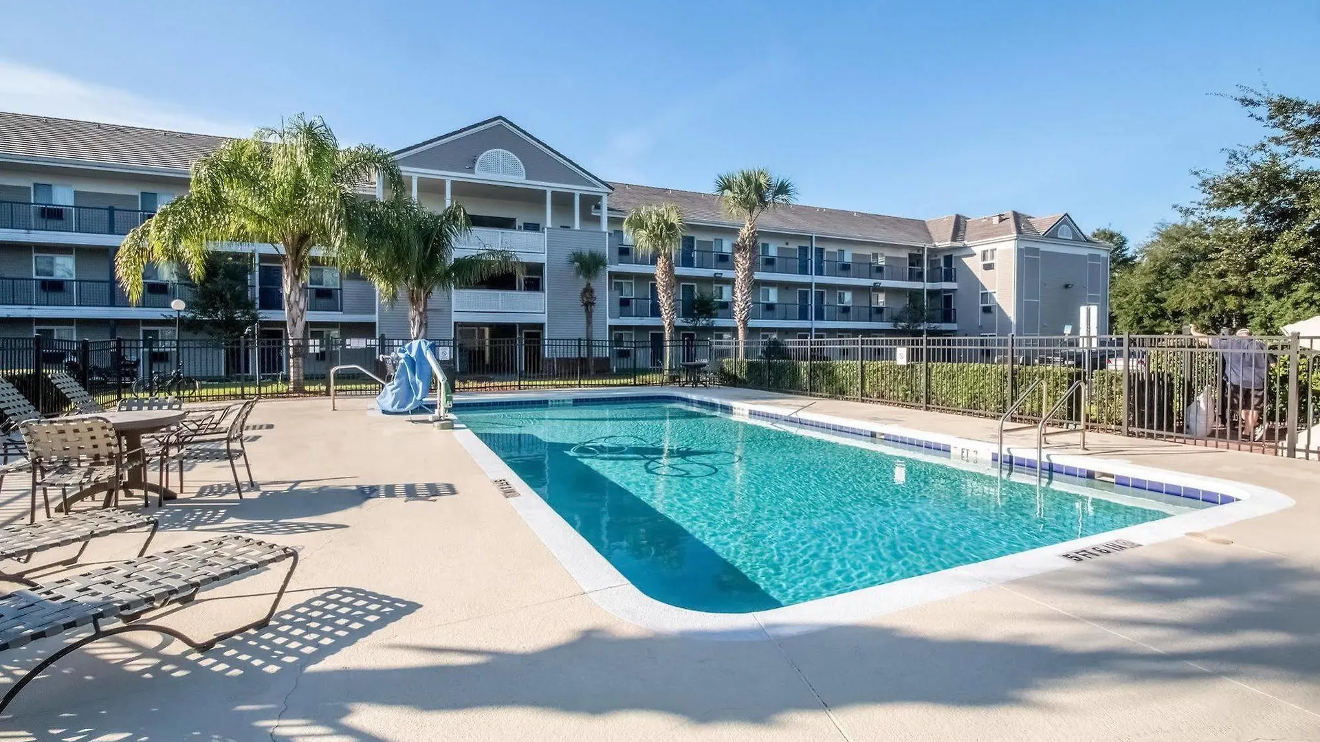 Hometowne By Red Roof Orlando South 2*