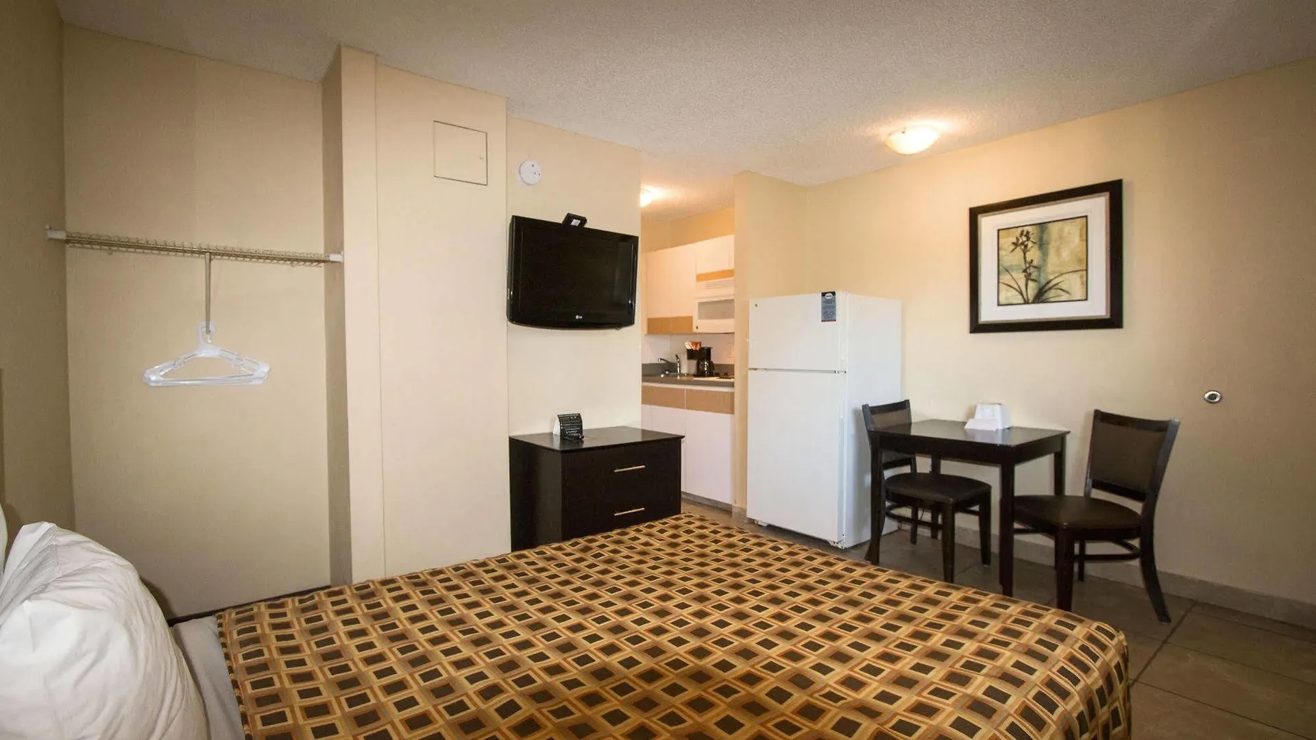 Hometowne By Red Roof Orlando South