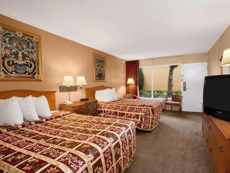 Days By Wyndham Downtown 2*