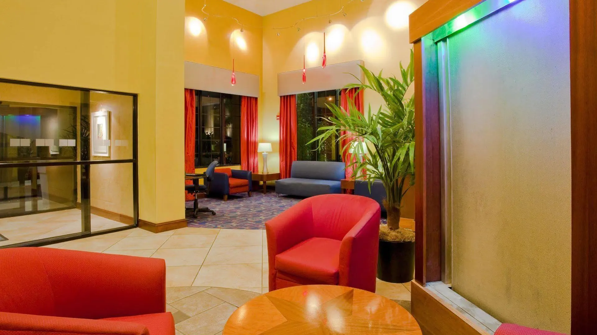Express & - Nearest Universal By Ihg 3*