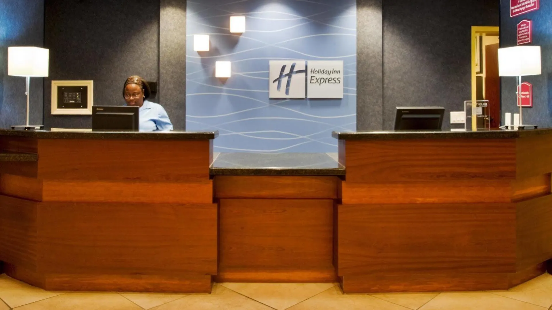 Express & - Nearest Universal By Ihg 3*