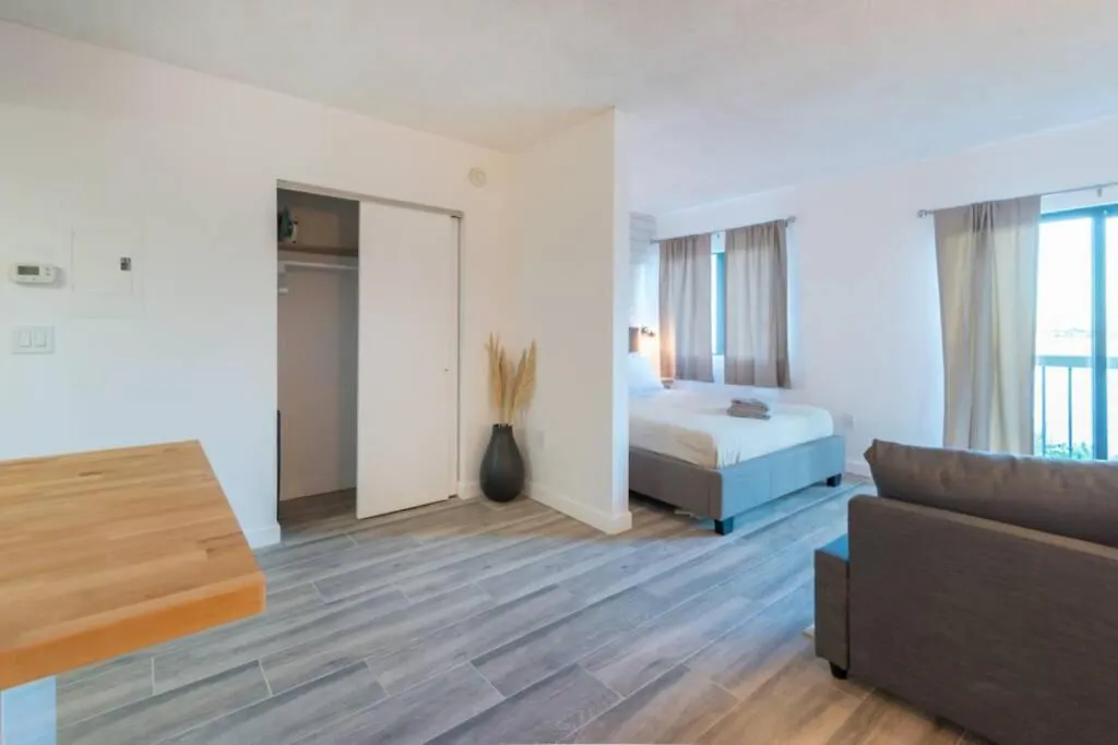Deluxe W/ Lakeview - Free Parking/pool Apartment Orlando