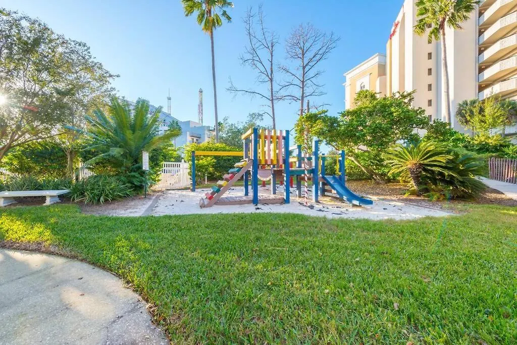 Deluxe W/ Lakeview - Free Parking/pool Apartment *