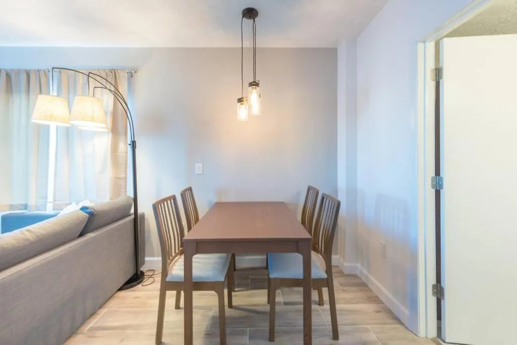 Apartment Deluxe W/ Lakeview - Free Parking/pool *