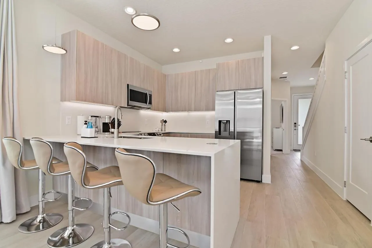 New Modern & Spacious Townhouse Near - 4br And 3fb