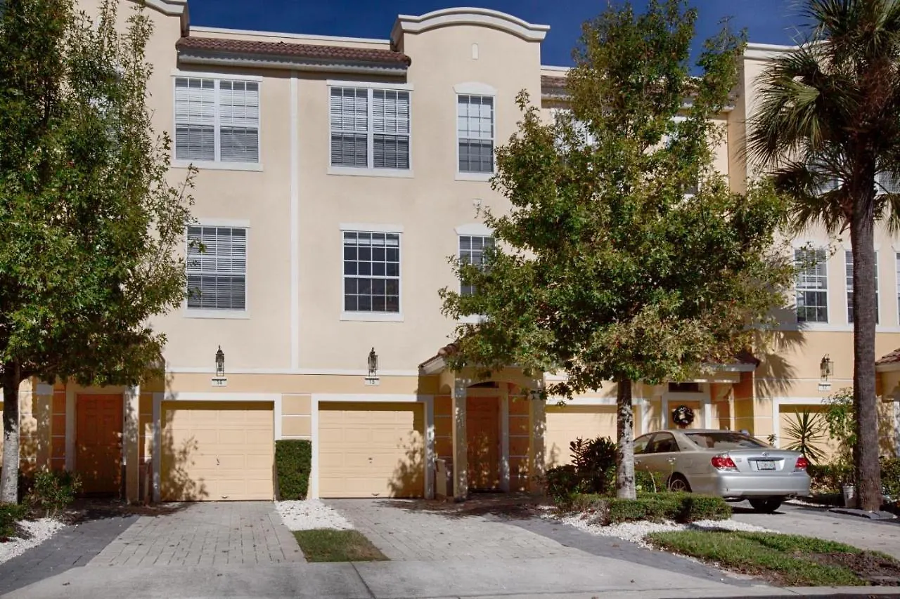 Elegant 3-story Townhome W Garage Holiday home