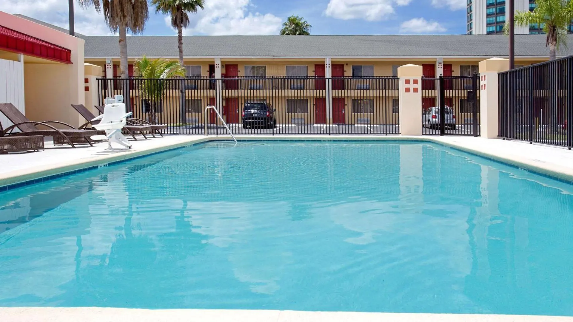 Hotel Super 8 By Wyndham International Drive 2*