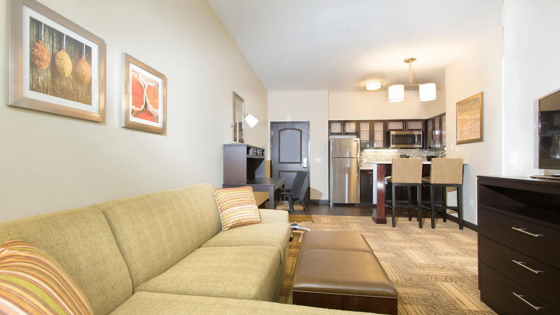 Staybridge Orlando At Seaworld By Ihg - Free Parking & Shuttle To Seaworld Parks 3*