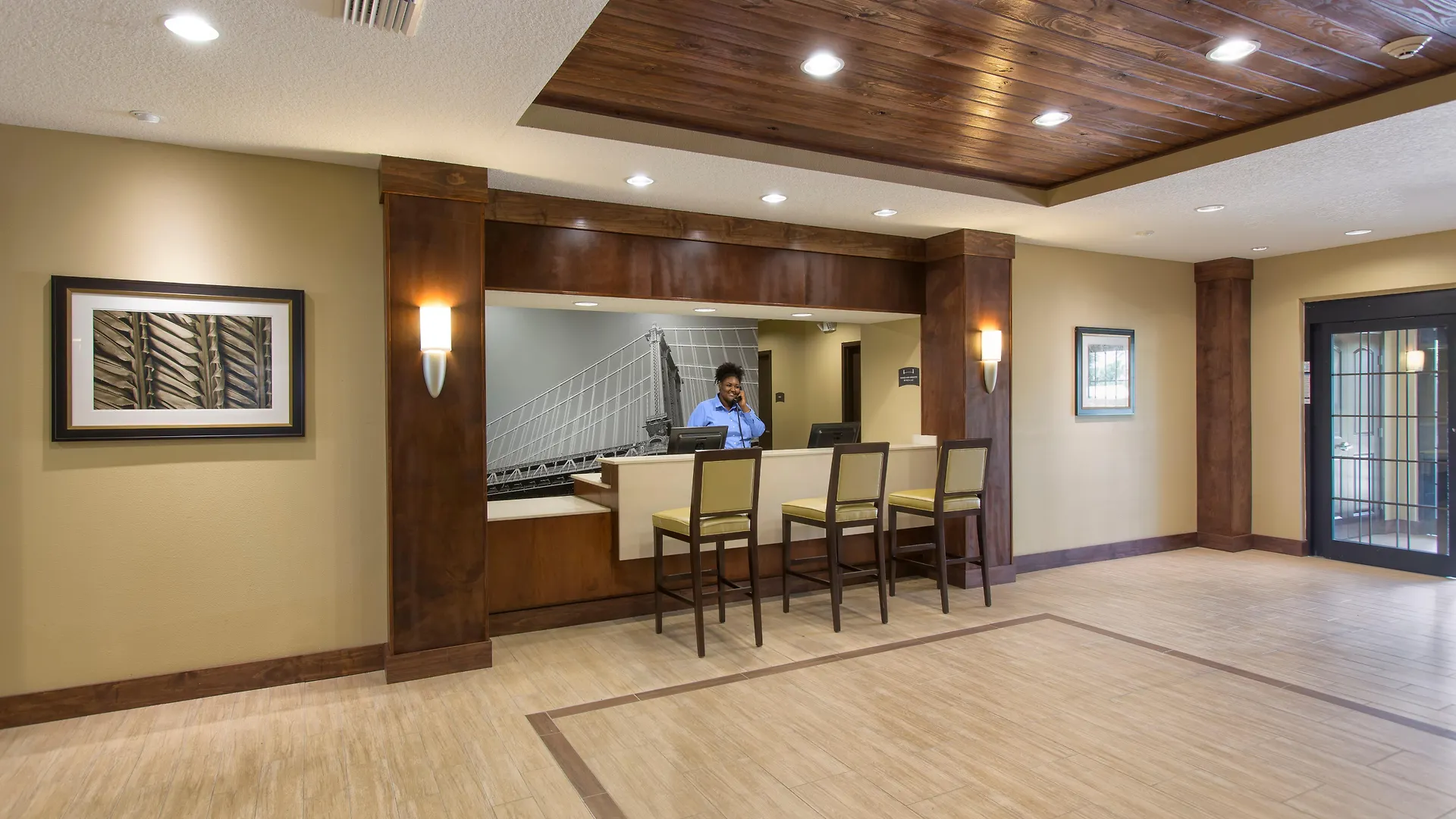 Staybridge Orlando At Seaworld By Ihg - Free Parking & Shuttle To Seaworld Parks 3*