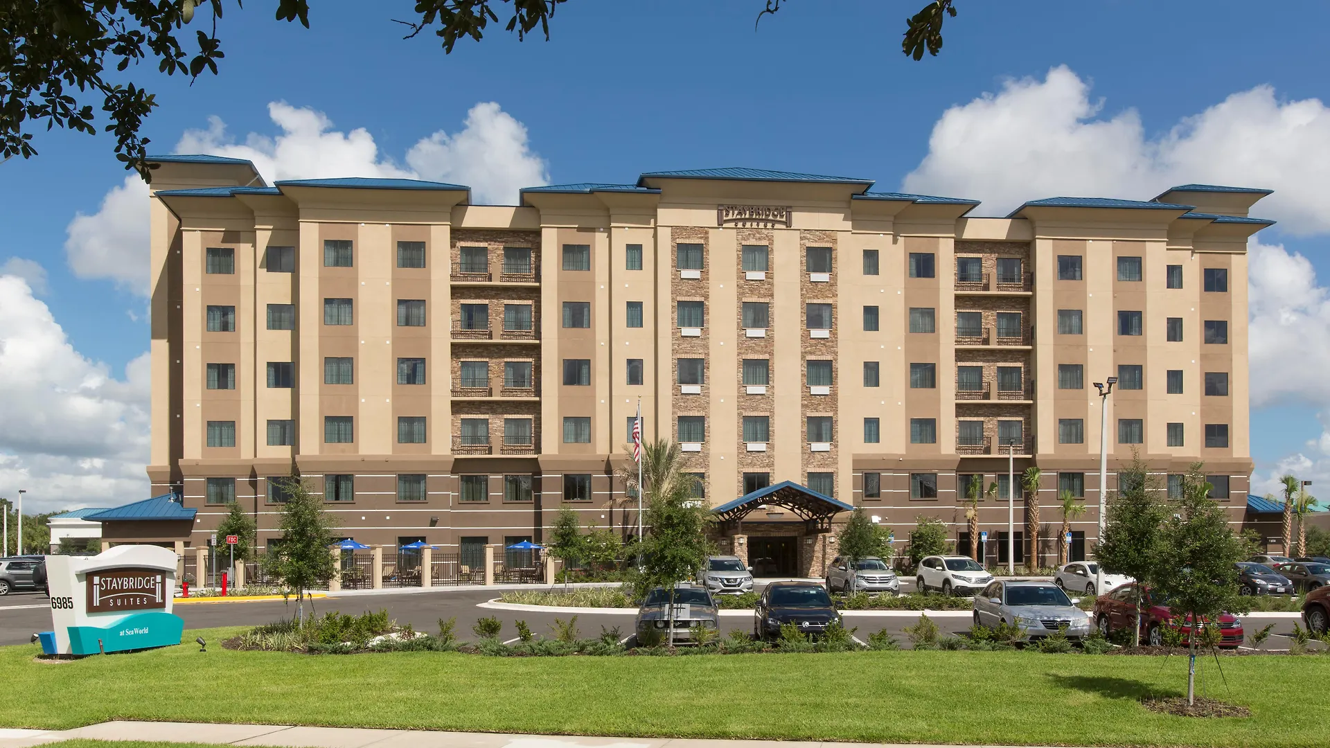 Staybridge Orlando At Seaworld By Ihg - Free Parking & Shuttle To Seaworld Parks 3*
