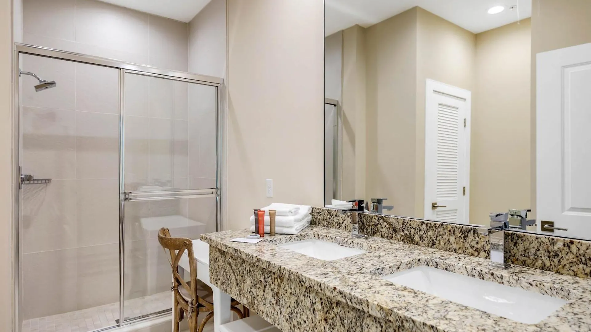 3 Bedroom- 3,5 Bathroom Magic Village 7669 Rd *