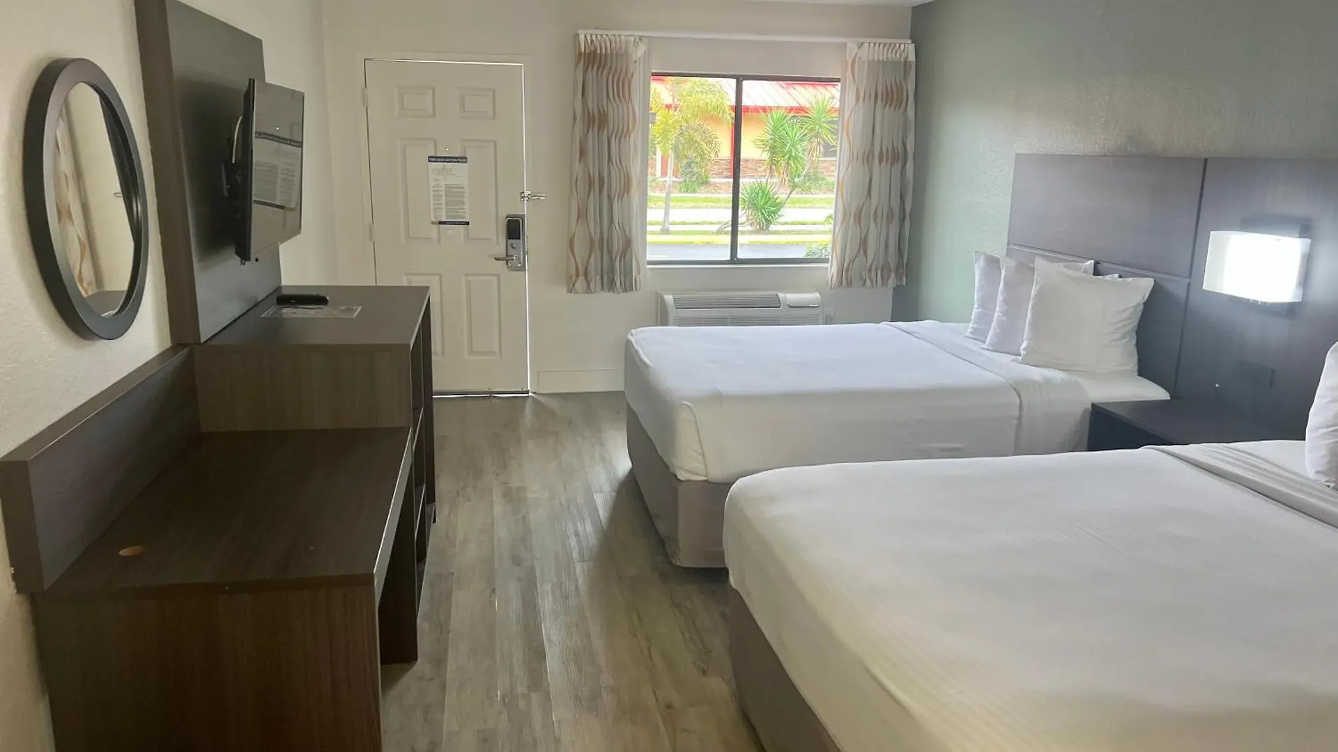 Quality & Orlando East - Ucf Area Hotel 2*