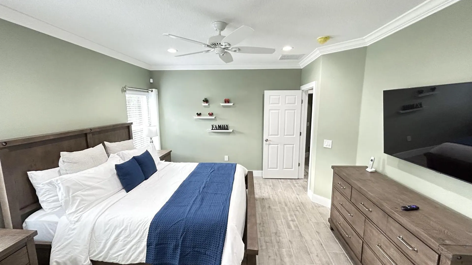 Mickeys Palm - Brand New! 6br Modern With Private Pool Hot Tub Bbq Theater - 2 Miles To Holiday home