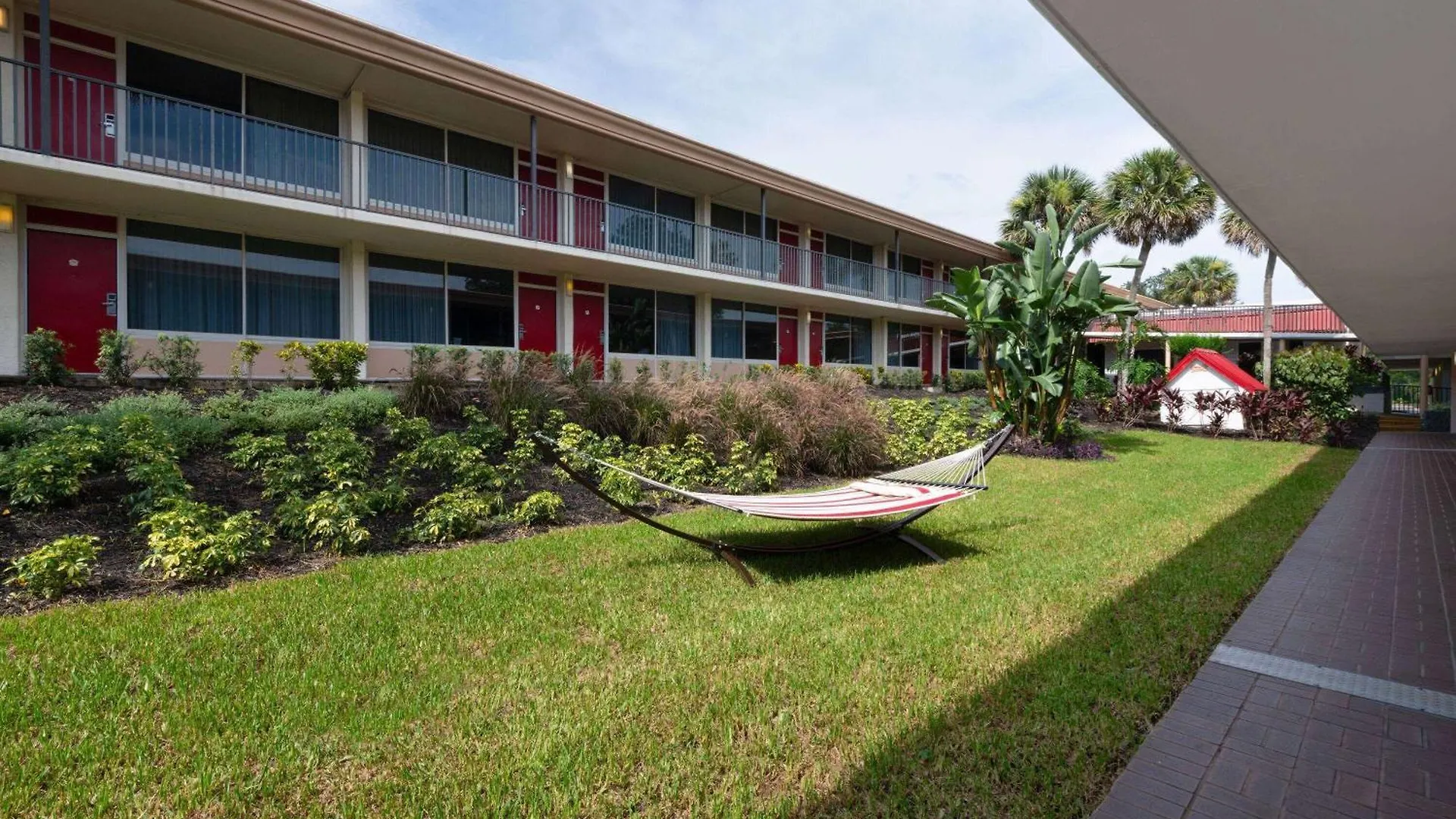 Ramada By Wyndham Kissimmee Gateway - Free Theme Park Shuttle