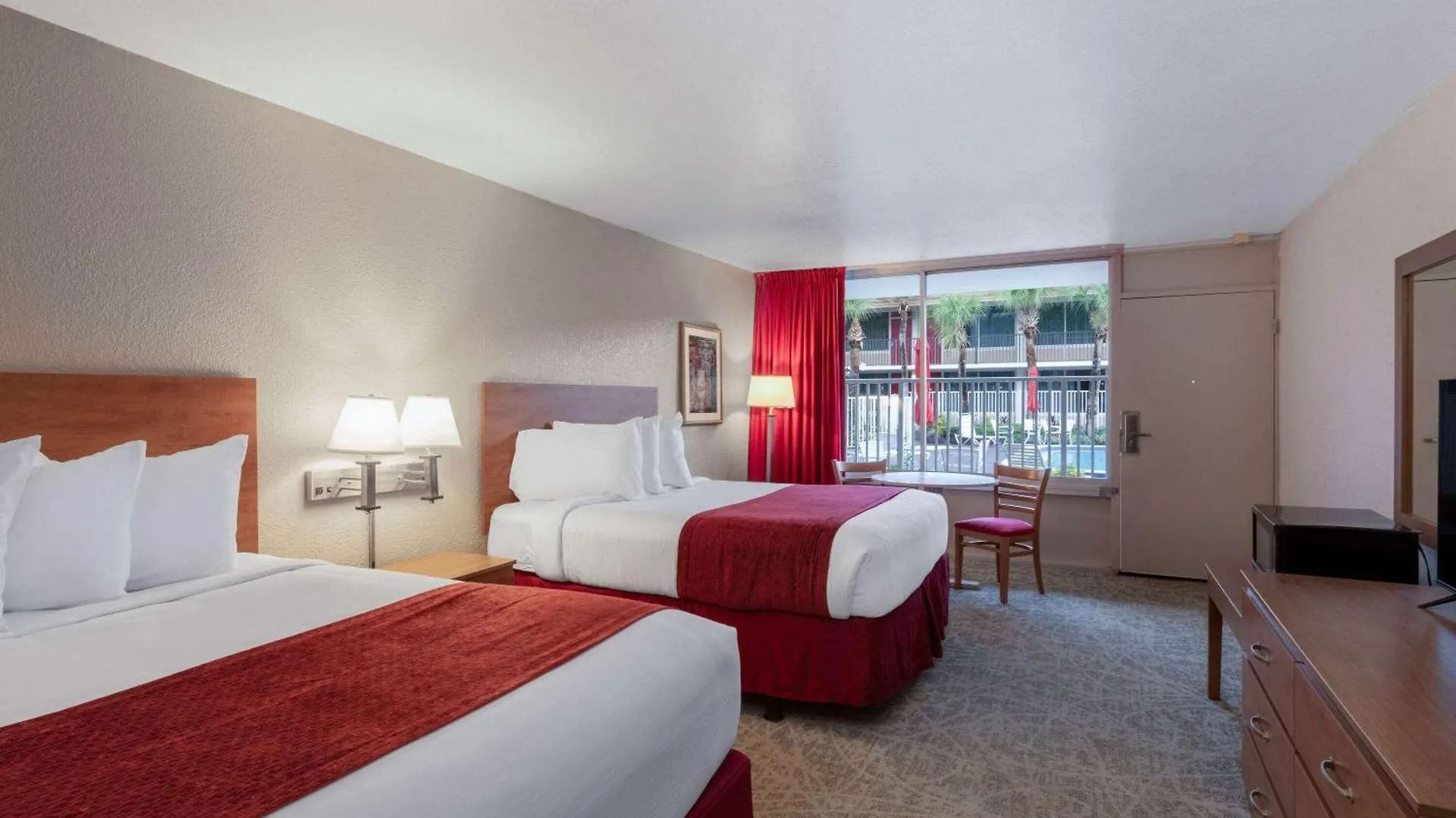 Ramada By Wyndham Kissimmee Gateway - Free Theme Park Shuttle