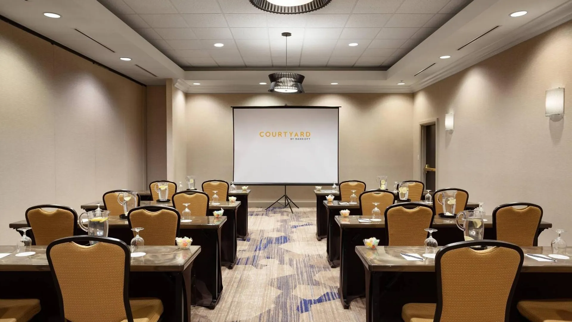 Courtyard By Marriott Orlando In The Marriott Village 3*