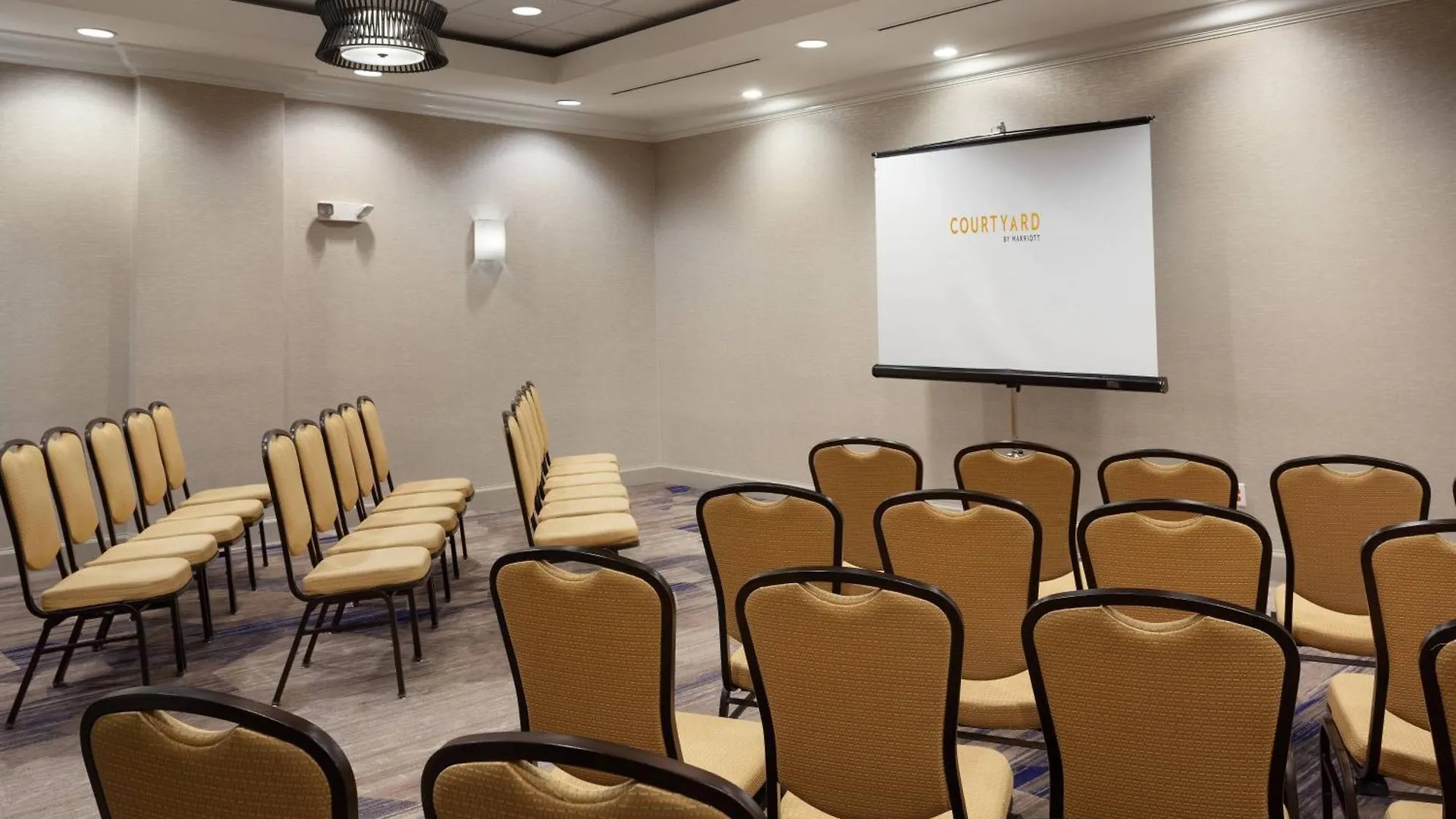 Courtyard By Marriott Orlando In The Marriott Village Hotel 3*