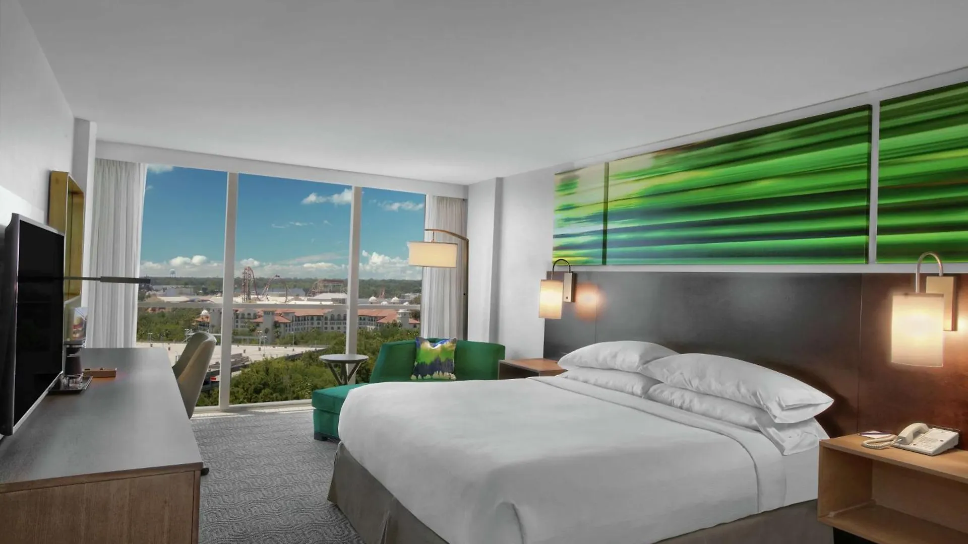 Hotel Doubletree By Hilton At The Entrance To Universal