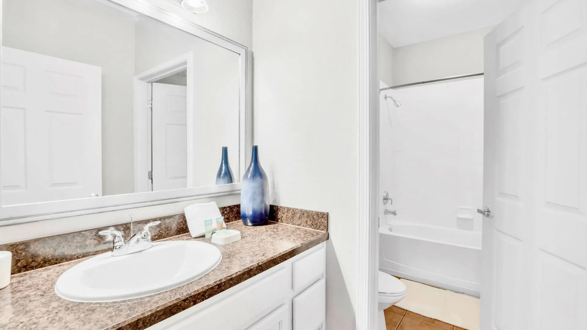 Holiday home Upscale 3br Near - Pool And Hot Tub!