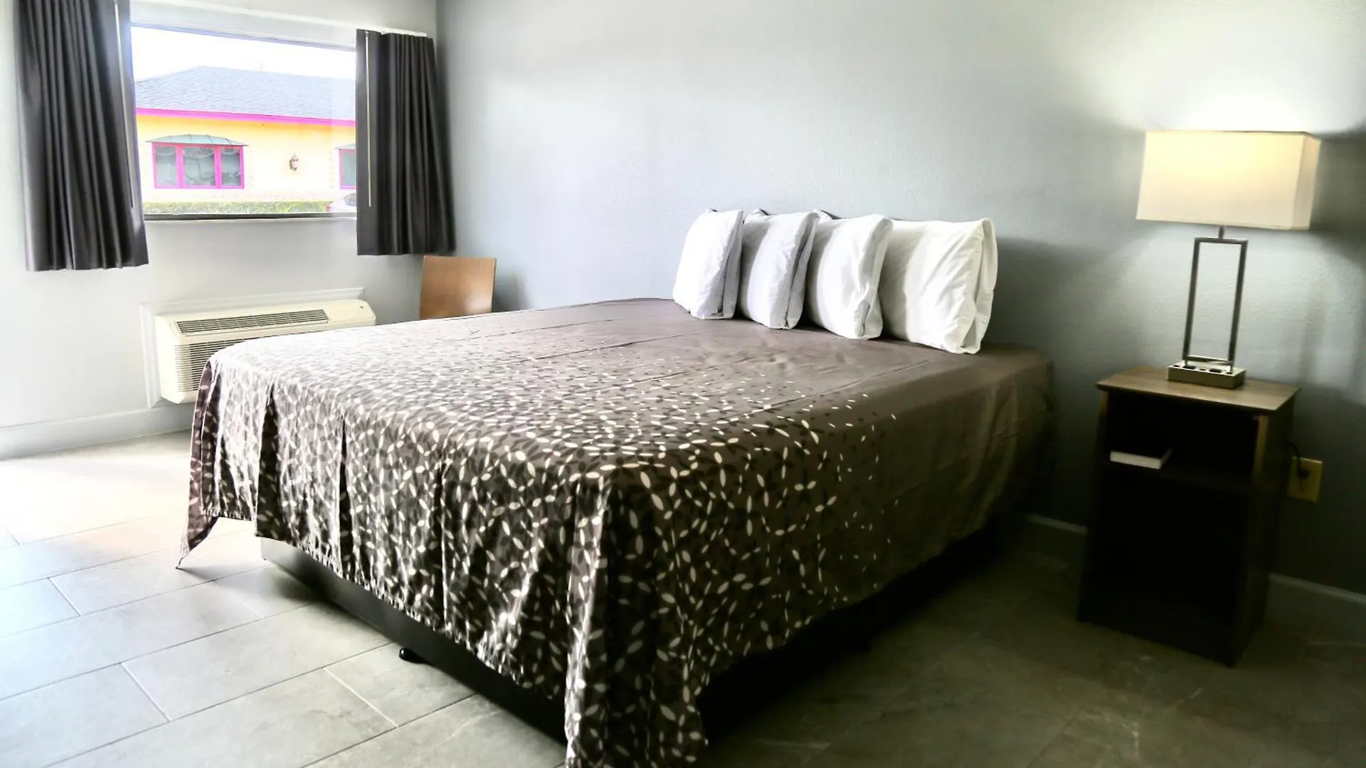 Motel & *