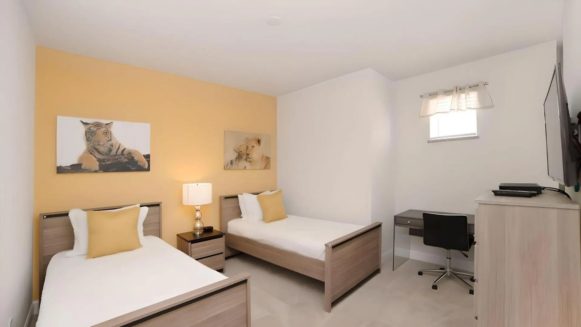 3 Bedrooms Pool Retreat Close To Apartment *