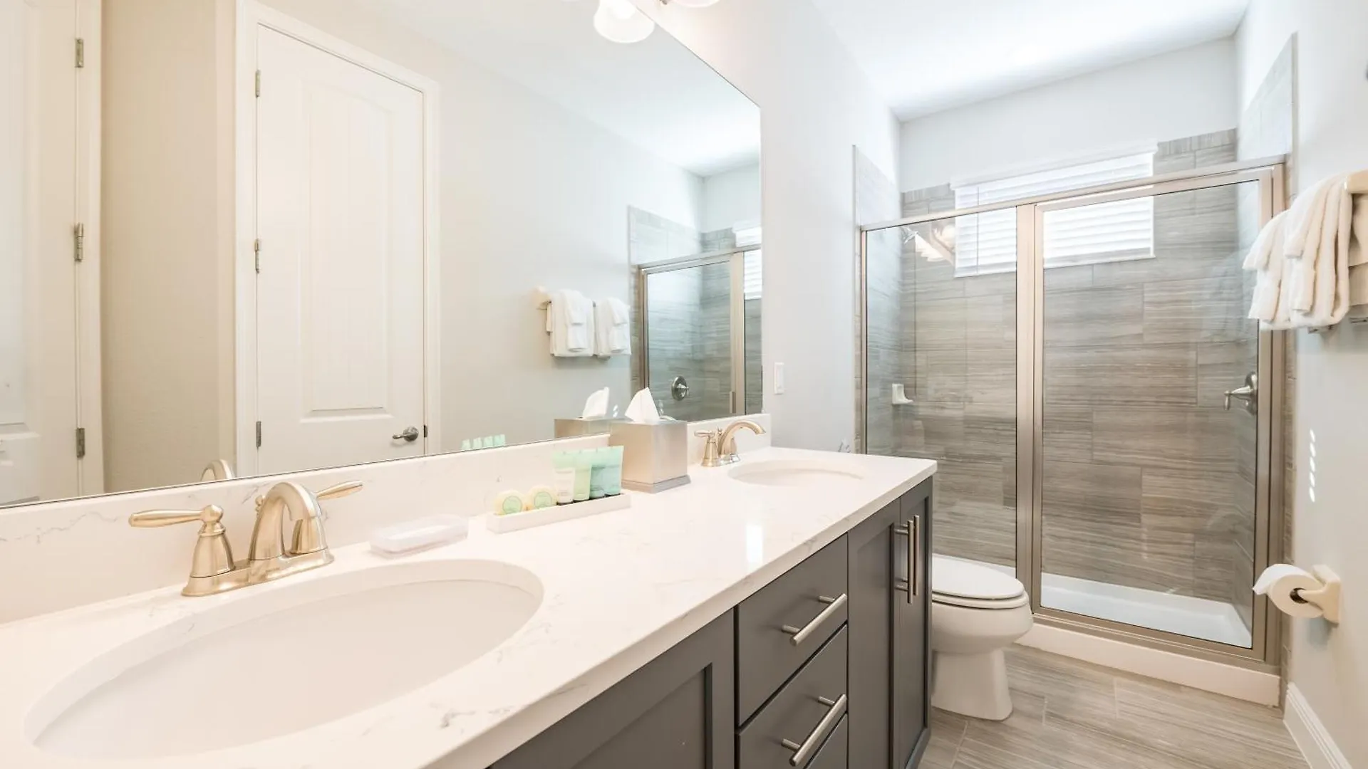 Beautiful Near By Rentyl With Private Pool, Air Hockey Table & Amenities - 241b *