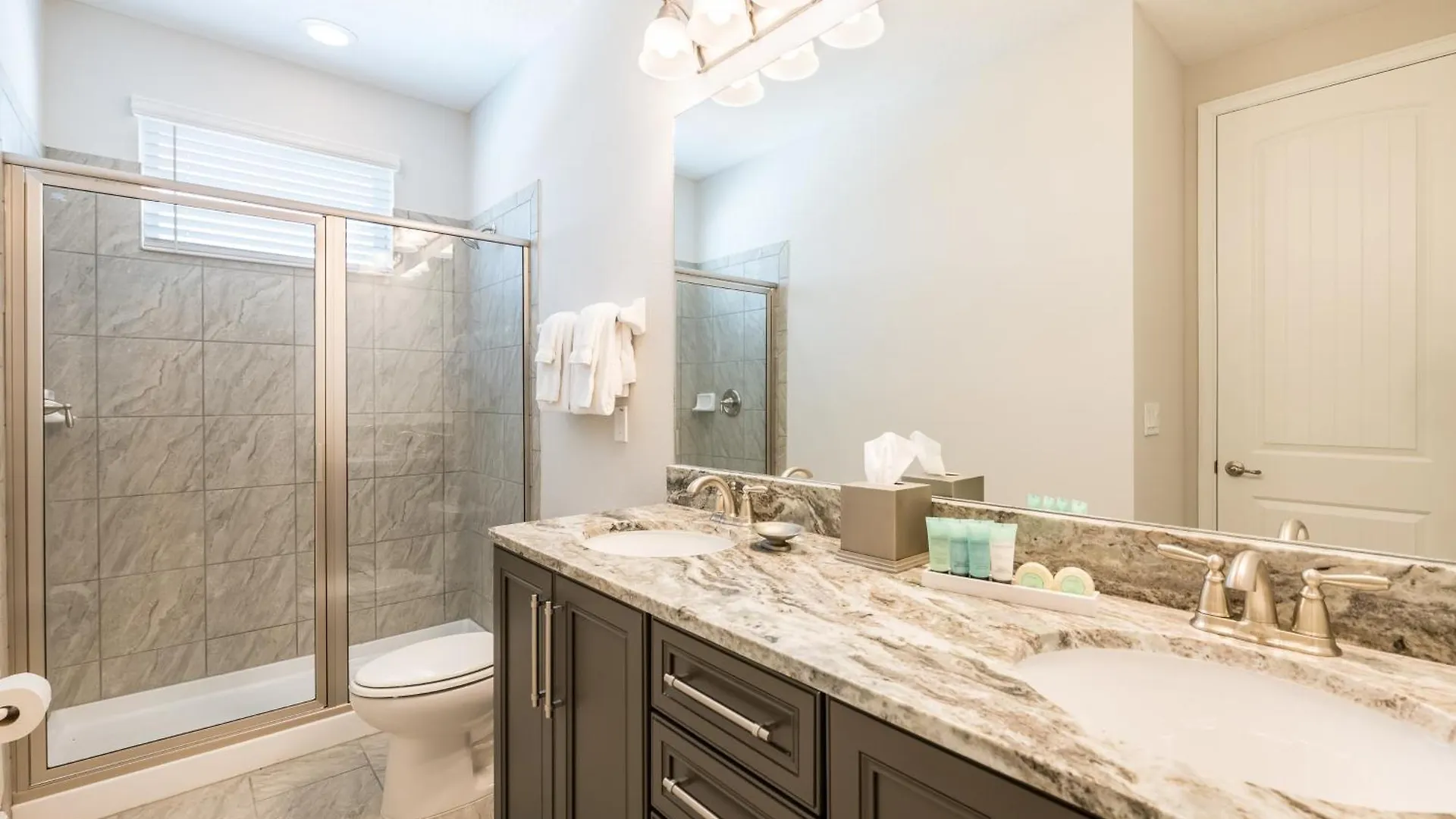 Vibrant With Theater & Pool Table Near By Rentyl - 7713g * Orlando