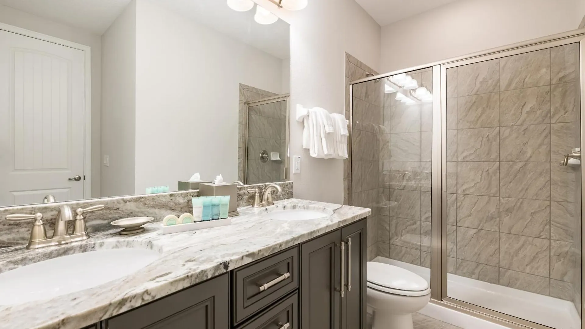 Vibrant With Theater & Pool Table Near By Rentyl - 7713g Orlando