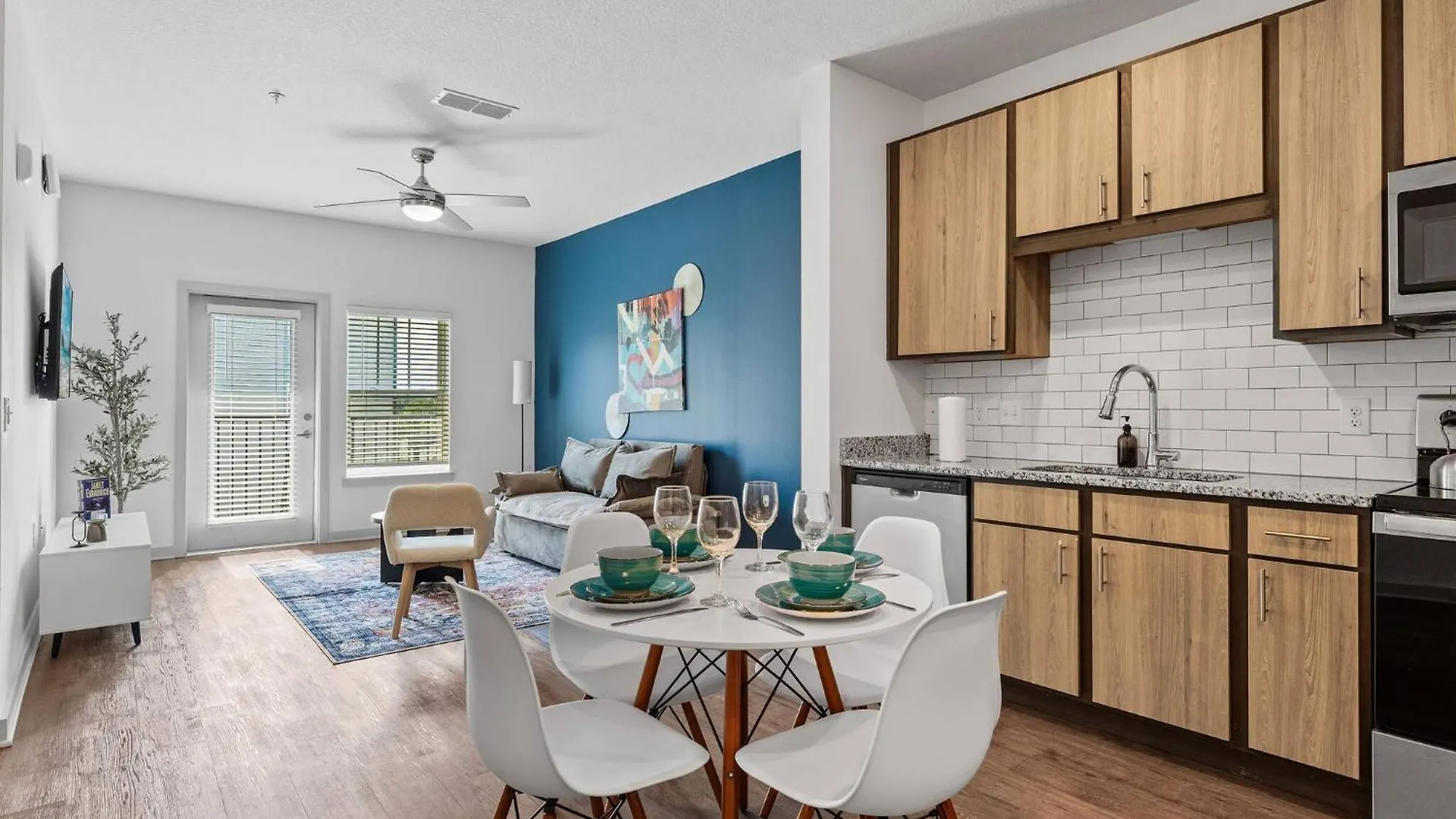 Complete Modern King W Water View, Pool Gym Near Parks Orlando