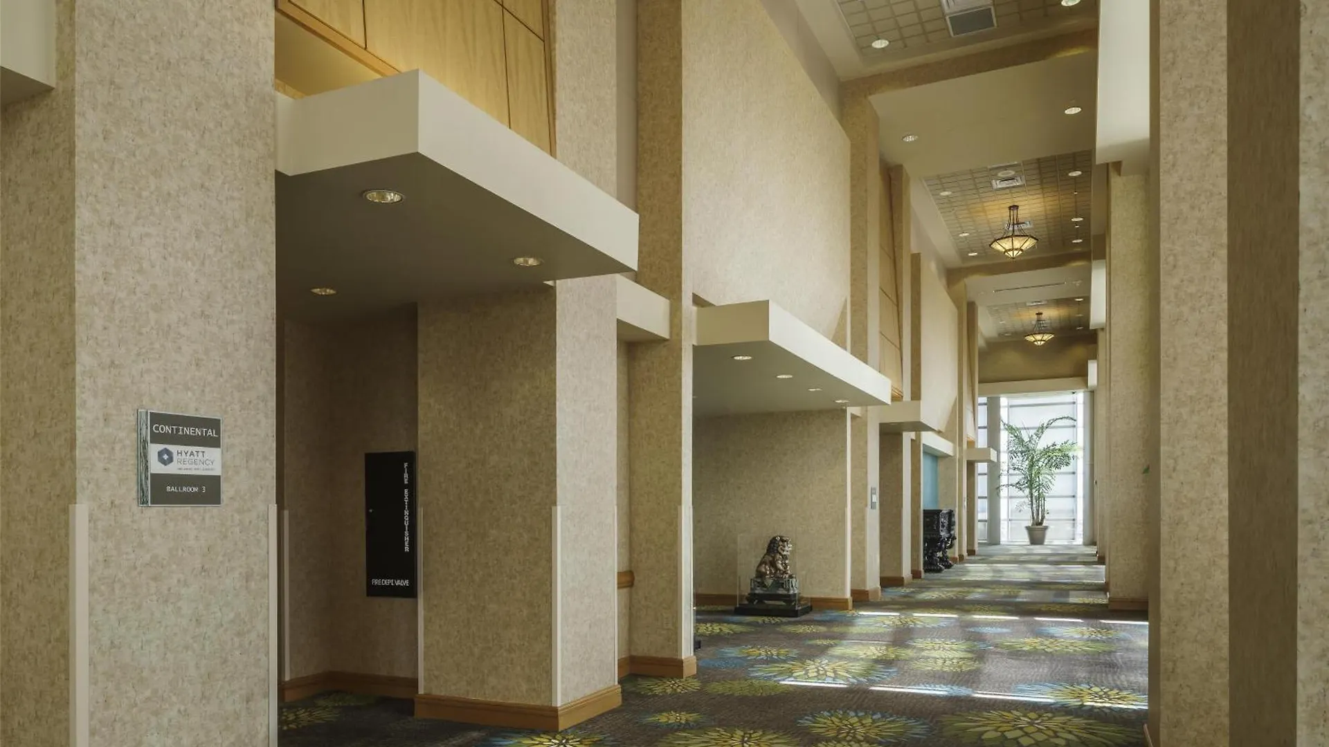 Hyatt Regency International Airport Hotell 4*