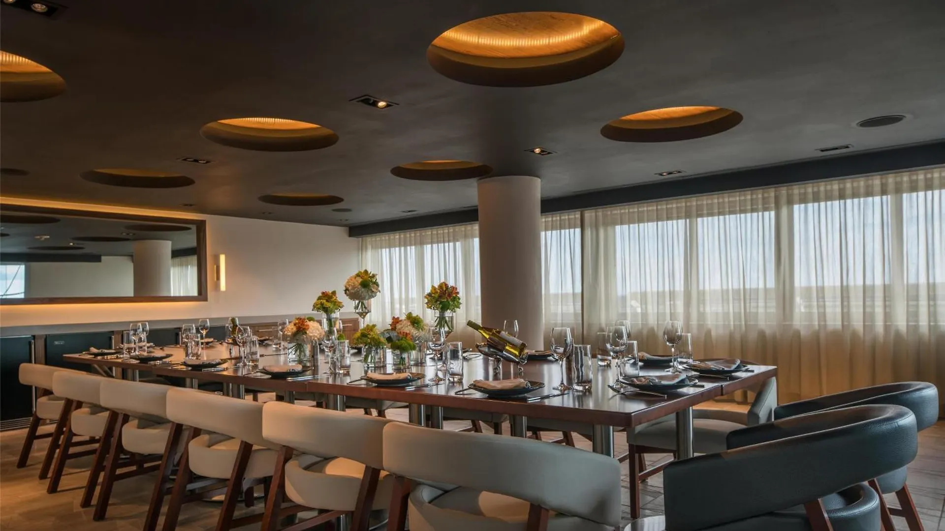 Hyatt Regency International Airport 4*