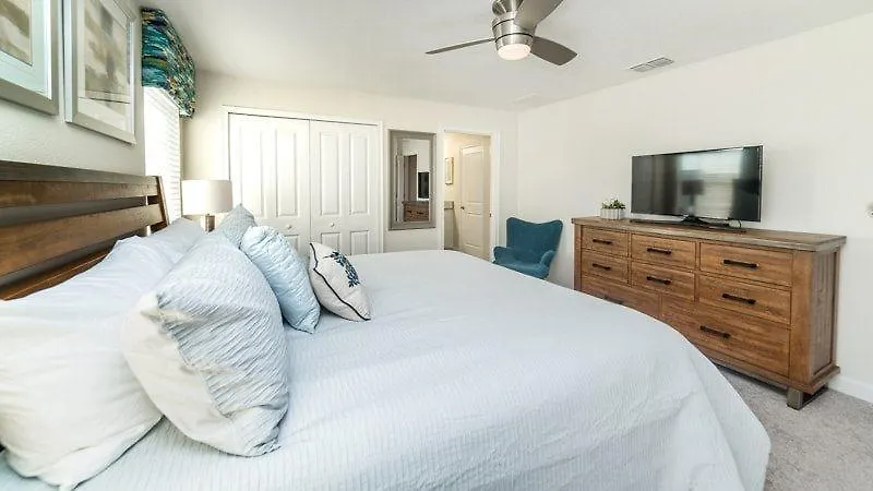 Stunning Storey 4 Bed 3 Bath Townhome With Splash Pool Holiday home *
