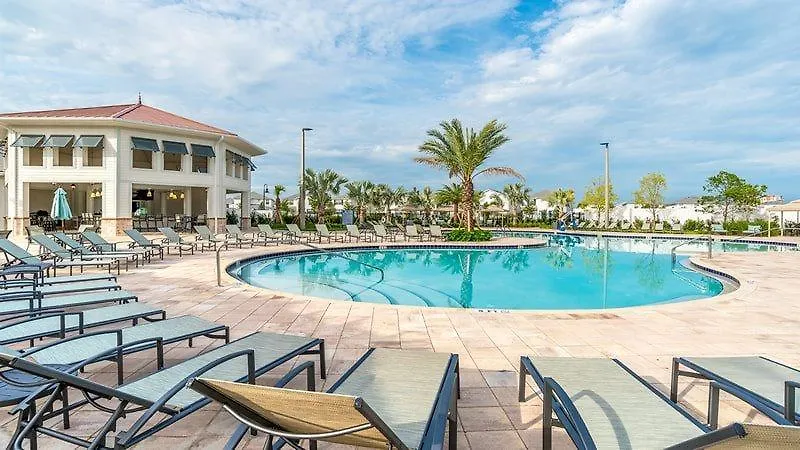 Stunning Storey 4 Bed 3 Bath Townhome With Splash Pool