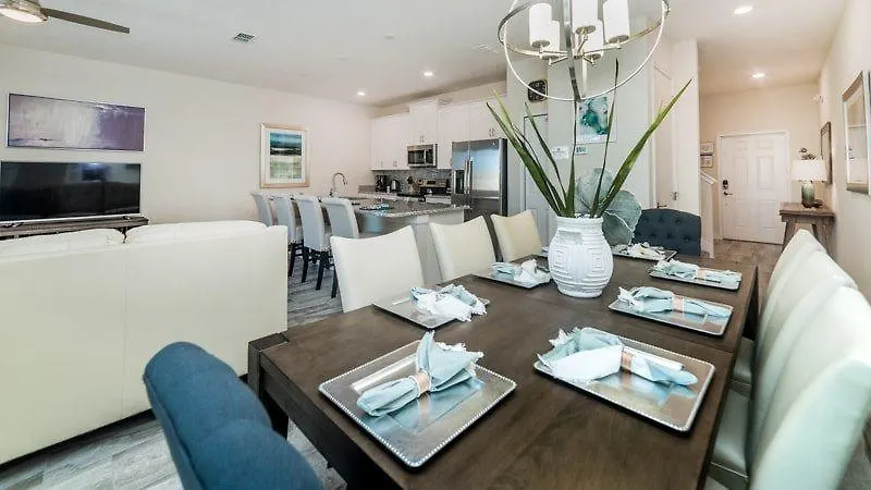 Stunning Storey 4 Bed 3 Bath Townhome With Splash Pool