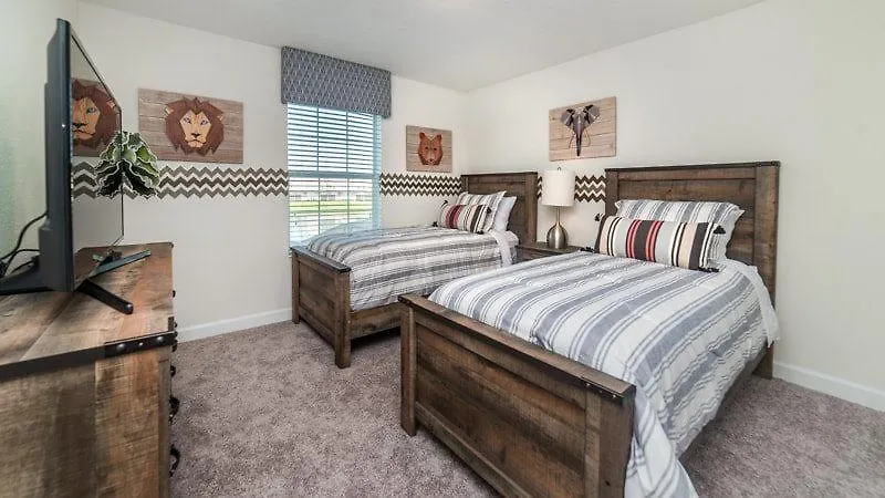 Stunning Storey 4 Bed 3 Bath Townhome With Splash Pool
