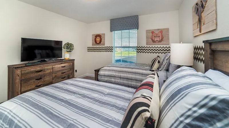Stunning Storey 4 Bed 3 Bath Townhome With Splash Pool *