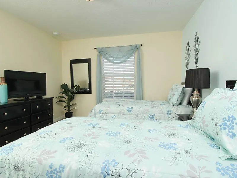 Holiday home Beautiful 4 Bed 3 Bath Town With Splash Pool *