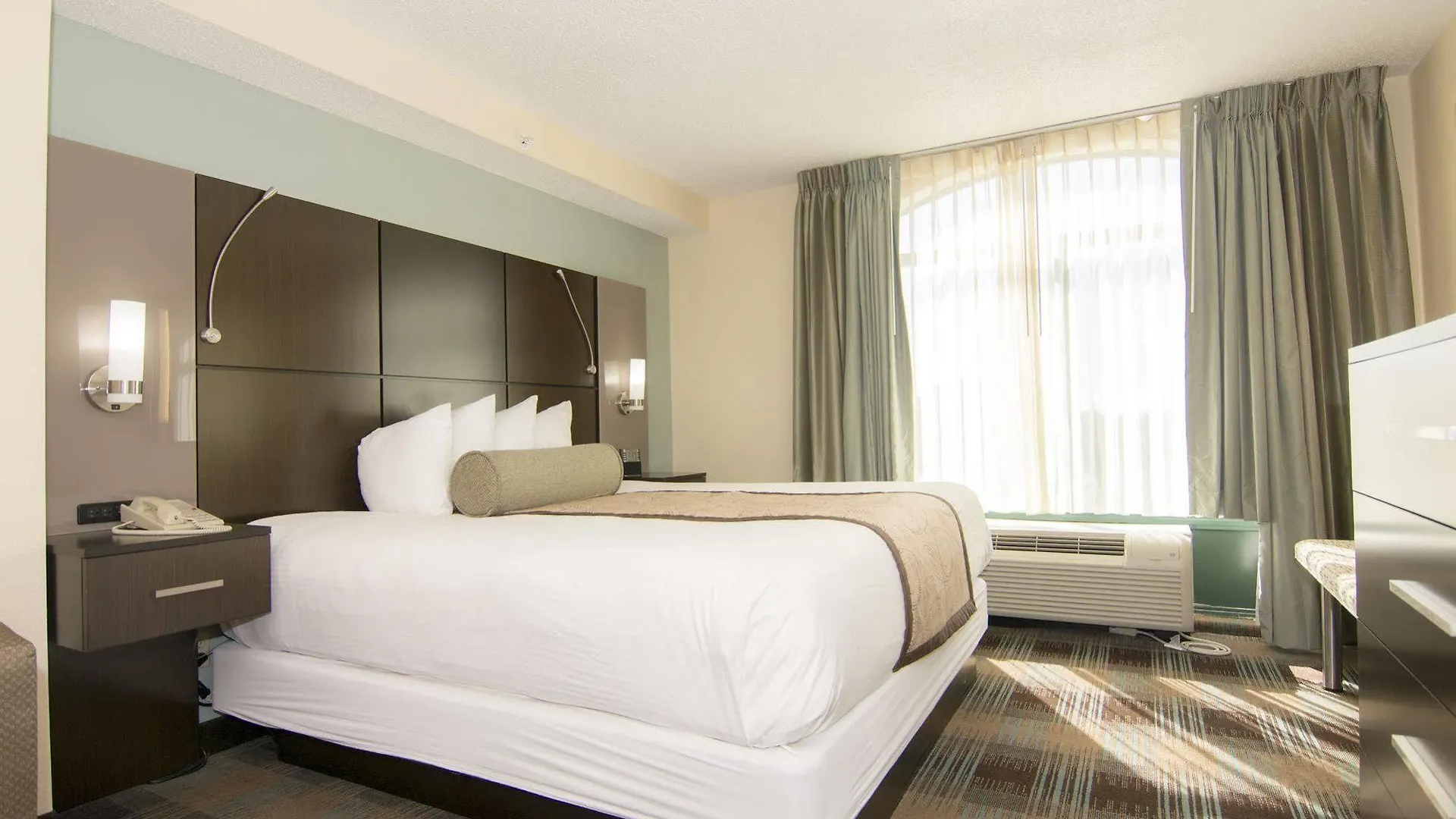 Wingate By Wyndham - International Airport- Free Hot Breakfast 3*