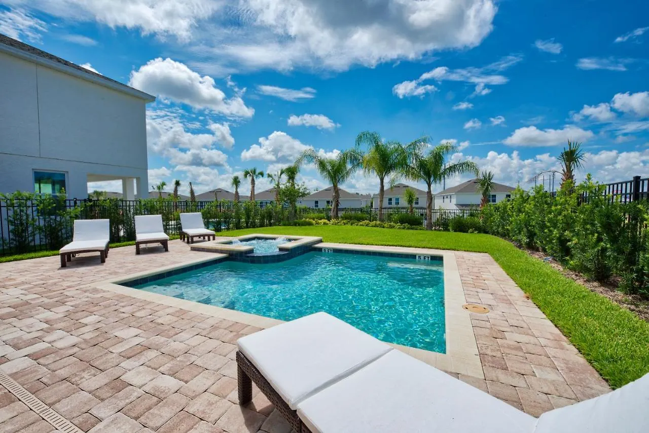 Cozy By Rentyl Near With Private Pool & Amenities - 7416m Holiday home *